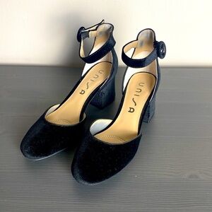 Unisa Round Toe Ankle Strap Velvet Black
Block Heel